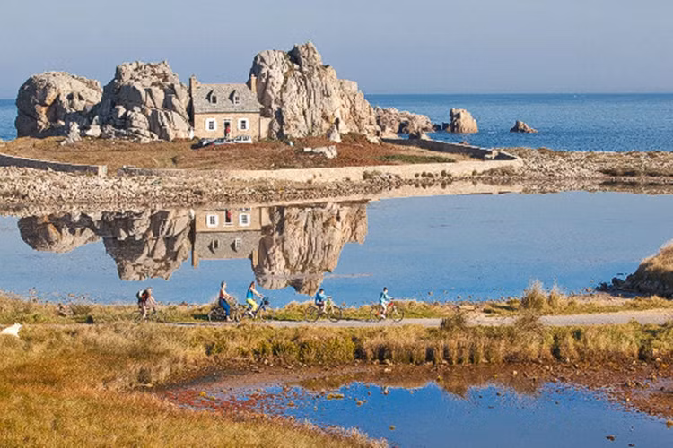 Castel Meur, Brittany, Pháp: Ngôi nhà được xây dựng năm 1961 này nhằm chống chọi tốt hơn với gió bão mà khu vực Brittany thường phải đối mặt.