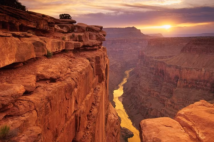 Grand Canyon, Arizona, càng trở nên hùng vĩ vào lúc hoàng hôn.
