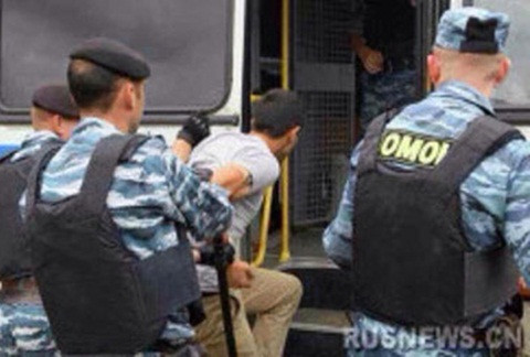 Lực lượng đặc nhiệm OMON của Bộ Nội vụ truy quét những người nhập cư bất hợp pháp.