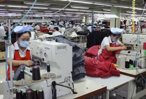 Đóng cửa Khu công nghiệp Kaesong khiến cho Triều Tiên mất "con gà đẻ trứng vàng" và phải nuôi 52.000 lao động bị thất nghiệp.