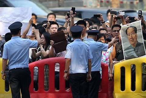 Quang cảnh bên ngoài phòng xét xử Bạc Hy Lai.