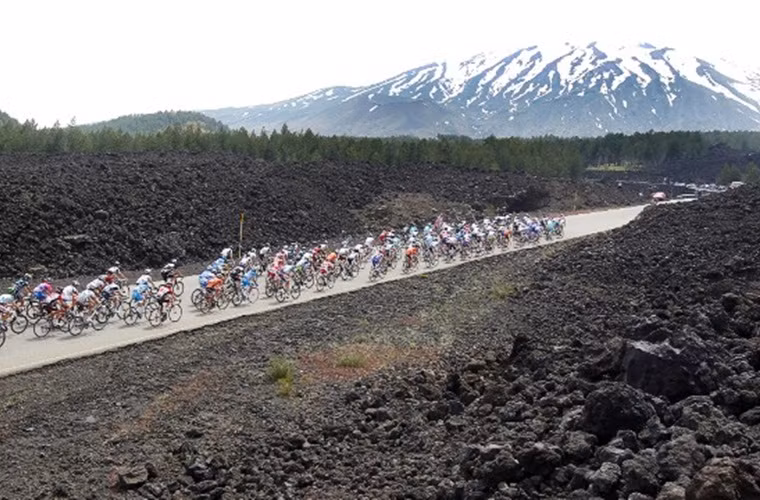 Italy có nhiều núi lửa nhất Châu Âu, với 10 núi lửa đang hoạt động. Núi lửa lớn nhất Italy và Châu Âu là núi lửa Etna trên đảo Sicily.