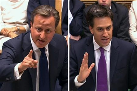 Thủ tướng David Cameron (trái) và Chủ tịch Công đảng Ed Miliband tại Nghị viện Anh.