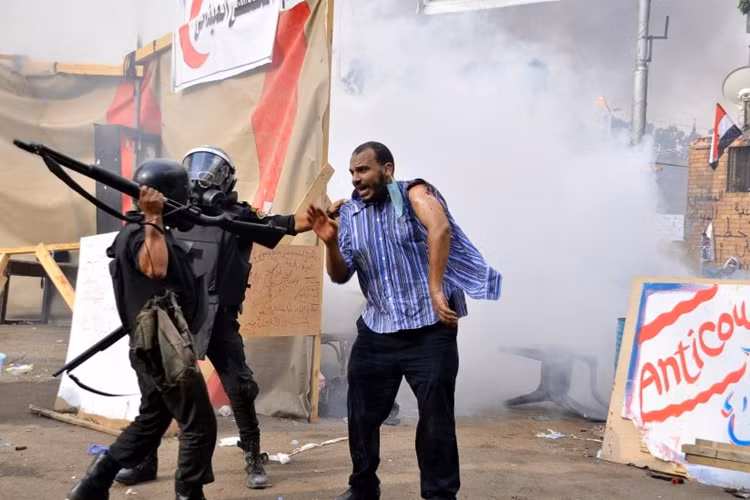 Cảnh sát đàn áp thẳng tay.