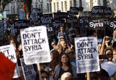 Tại London, hàng trăm người đã tham gia một cuộc biểu tình trước dinh Thủ tướng phản đối can thiệp quân sự vào Syria.