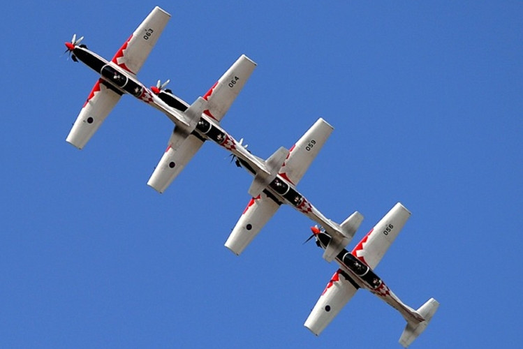 Đội máy bay PC-9 của Không quân Croatia trình diễn khai mạc Triển lãm hàng không ở Hungary.