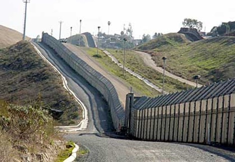 Mỹ xây trường thành dọc theo biên giới với Mexico.