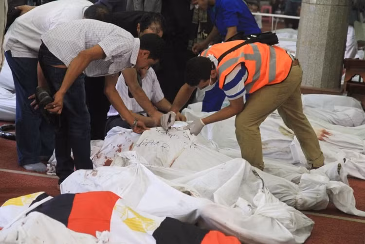 Nhiều người được liệm bằng vải trắng tại Nhà thờ Hồi giáo Imam ở Nasr City.