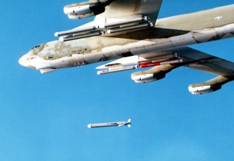 ...hoặc từ máy bay chiến đấu ở bên ngoài không phận Syria.