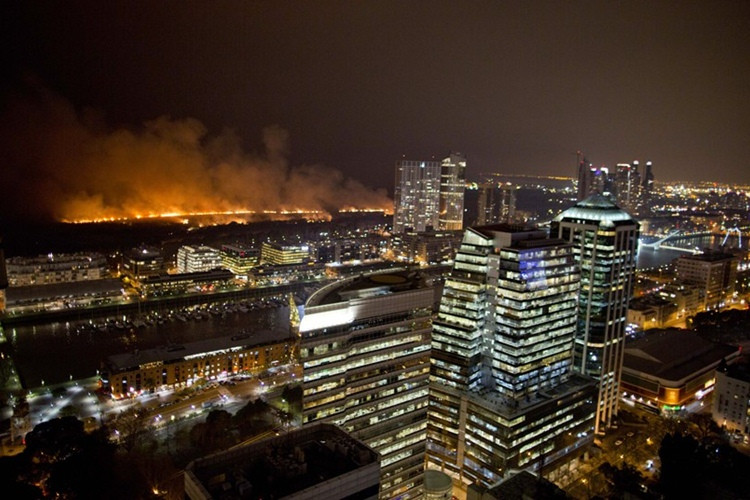 Hỏa hoạn ở Puerto Madero, ngoại ô thủ đô Buenos Aires, Argentina.