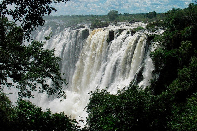 Thác nước Inga, CHDC Congo: Là thác nước có lưu lượng lớn nhất thế giới với hơn 33.000 m3/s, cao gấp 10 lần lưu lượng thác nước Niagara trên biên giới Mỹ-Canada.