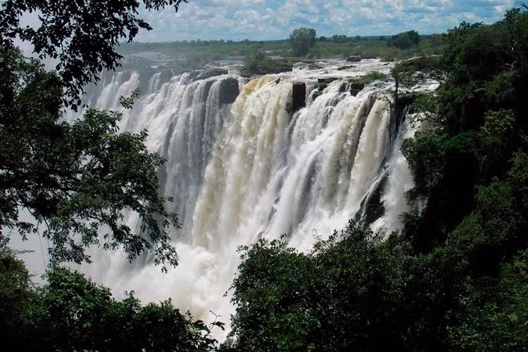 Thác nước Inga, CHDC Congo: Là thác nước có lưu lượng lớn nhất thế giới với hơn 33.000 m3/s, cao gấp 10 lần lưu lượng thác nước Niagara trên biên giới Mỹ-Canada.