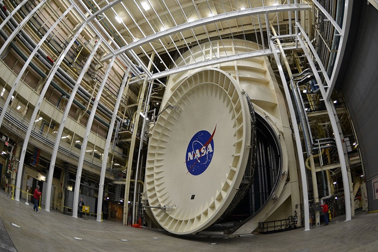 Phòng chân không Plum Brook của NASA ở Ohio, Mỹ: Cao tới 37m và có dung tích 32.000 m3, phòng chân không Plum Brook đủ sức chứa một con tàu vũ trụ.