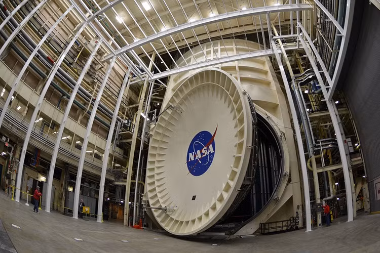 Phòng chân không Plum Brook của NASA ở Ohio, Mỹ: Cao tới 37m và có dung tích 32.000 m3, phòng chân không Plum Brook đủ sức chứa một con tàu vũ trụ.