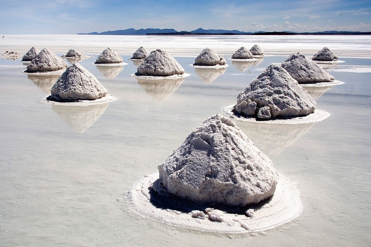 Cao nguyên muối Salar de Uyuni, Bolivia nằm ở độ cao 3.600m và có diện tích lên tới 10.000 km2. Không chỉ có muối, cao nguyên này còn chiếm đến 2/3 trữ lượng lithium của toàn thế giới.