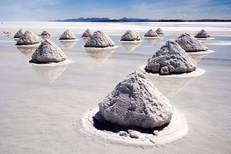 Cao nguyên muối Salar de Uyuni, Bolivia nằm ở độ cao 3.600m và có diện tích lên tới 10.000 km2. Không chỉ có muối, cao nguyên này còn chiếm đến 2/3 trữ lượng lithium của toàn thế giới.