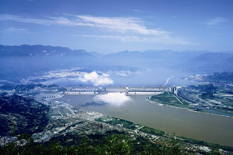 Đập thủy điện Tam Hiệp, Trung Quốc: Với chi phí xây dựng 23 tỷ USD và thời gian xây dựng 20 năm, đập thủy điện Tam Hiệp dài 2,4km và cao 180m. Đập này có công suất phát điện 22.500 MW, nhiều gần gấp đôi đập lớn thứ hai là đập Itaipu ở Nam Mỹ (14.000 MW).