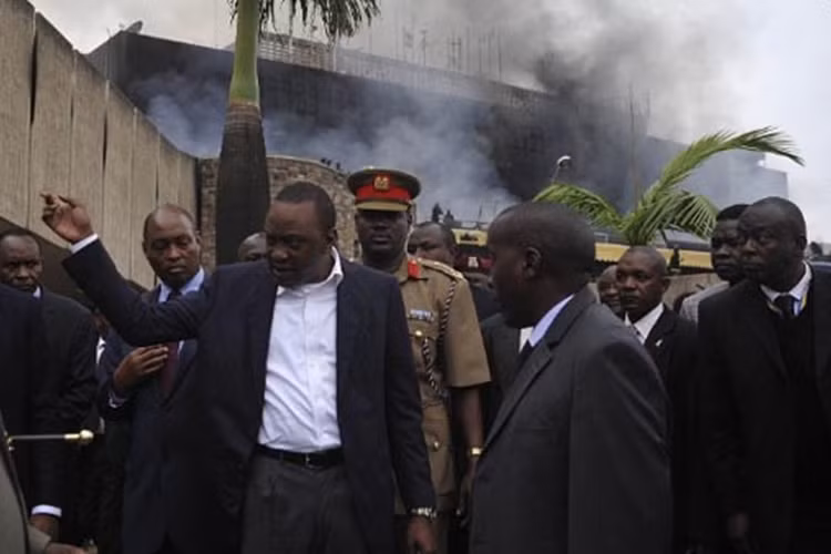 Tổng thống Kenya Uruhu Kenyatta đến hiện trưởng chỉ đạo giải quyết vụ cháy. Chính quyền thành phố Nairobi xác nhận không có thiệt hại về người trong vụ cháy khủng khiếp này.