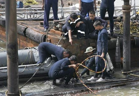 Bơm hút nước khỏi tàu ngầm INS Sindhurakshak.