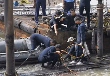 Bơm hút nước khỏi tàu ngầm INS Sindhurakshak.