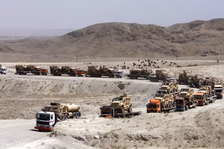Đoàn xe vận chuyển vũ khi NATO khỏi Afghanistan qua lãnh thổ Pakistan.