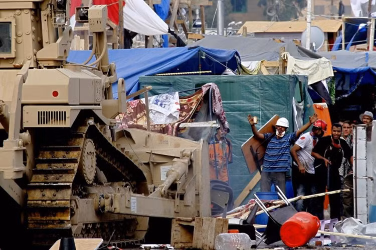 Máy ủi xông thẳng vào lều trại do những người Hồi giáo biểu tình ủng hộ Tổng thống bị lật đổ Mohamed Mursi.