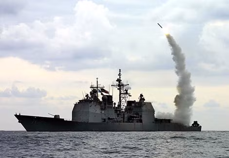 Phóng tên lửa Tomahawk tấn công Syria từ Địa Trung Hải.