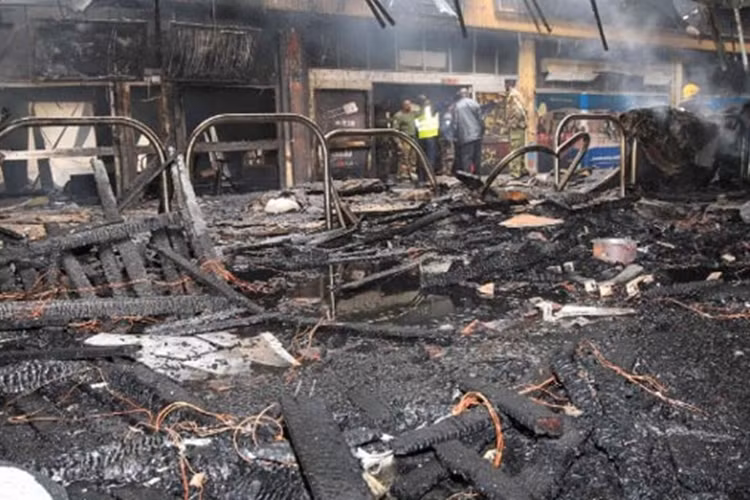 Thế nhưng sân bay quốc tế Nairobi vẫn chỉ còn một đống hoang tàn.