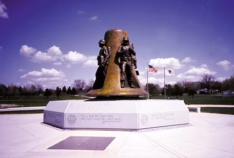 Đài tưởng niệm chiến tranh Triều Tiên với dòng chữ: "Một cuộc chiến chúng ta không thể thắng, không thể thua và không thể từ bỏ".