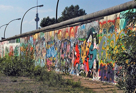 Những tưởng một khi bức tường Berlin sụp đổ năm 1989 sẽ không còn một bức tường nào khác được dựng lên.