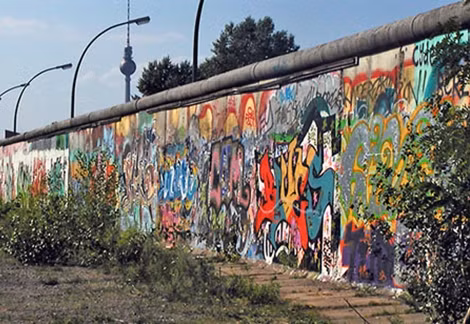 Những tưởng một khi bức tường Berlin sụp đổ năm 1989 sẽ không còn một bức tường nào khác được dựng lên.