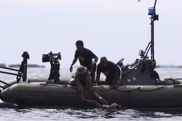 Hải quân Philippines tham gia cứu người bị nạn.