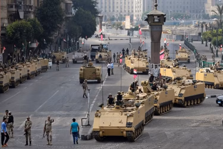 Quảng trường Tahrir lịch sử đầy rẫy xe bọc thép.