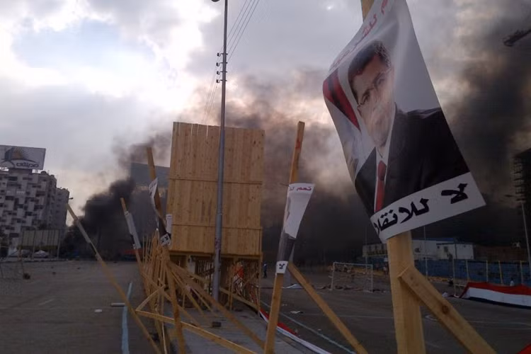 Quân đội và chính phủ lâm thời Ai Cập nhiều lần yêu cầu những người biểu tình ngồi ủng hộ Tổng thống bị lật đổ Mohamed Mursi, nhưng đã bị chối bỏ.