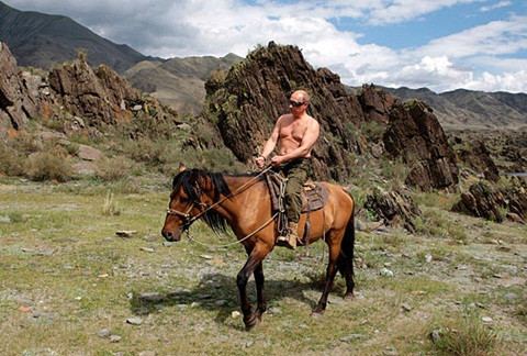 Kỵ sĩ Putin trên lưng ngựa.