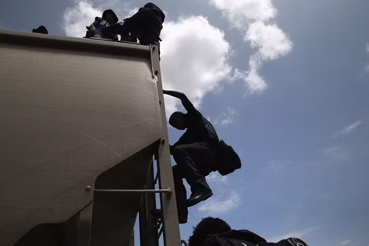 ...sau đó leo lên nóc tàu và phó mặc cho số phận đưa đẩy.