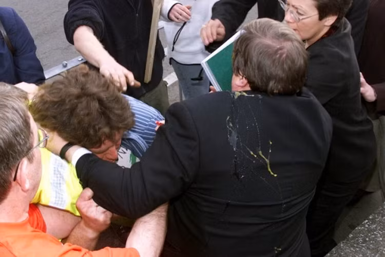 Chính khách John Prescott bị ném trứng trong chiến dịch vận động bầu cử tại Rhyl, miền bắc xứ Wales...