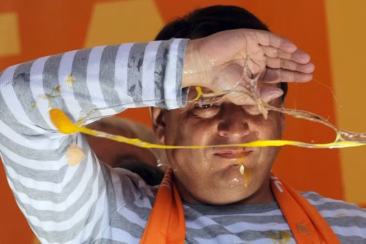 Trong năm 2009, Chủ tịch đảng Dân chủ Xã hội Jiri Paroubek bị "xơi" trứng ở Prague, Cộng hòa Czech