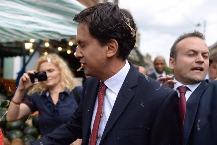 Lãnh đạo Công đảng (Anh) Ed Miliband bị ném trứng ở London.