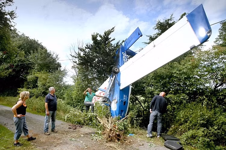 Alan Bray buộc phải hạ cánh khẩn cấp xuống cánh đồng gần nông trại Pastures sau khi máy bay bị hỏng động cơ.