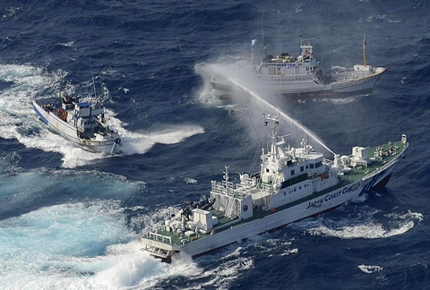 Cuộc chiến "súng phun nước" ở vùng biển Senkaku/Điếu Ngư.