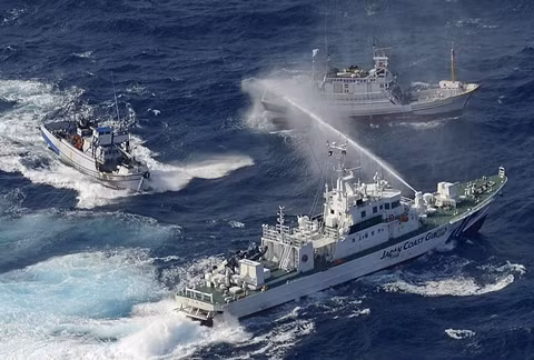 Cuộc chiến "súng phun nước" ở vùng biển Senkaku/Điếu Ngư.