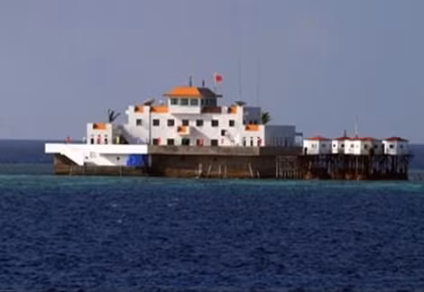 Công sự nhà nổi quân sự kiên cố mà Trung Quốc xây dựng trái phép tại Đá Vành Khăn.