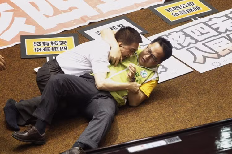 Dân biểu Đài Loan đánh lộn trong phòng họp.