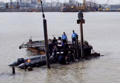 Tàu ngầm Sindurakshak bị chìm sau vụ nổ.