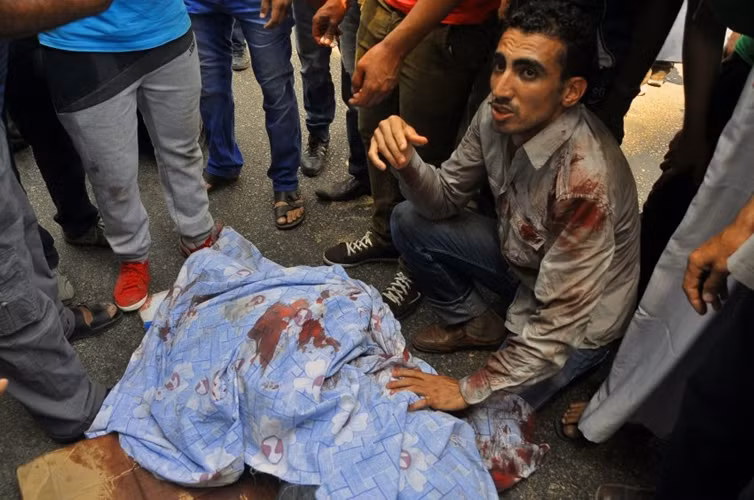 Đụng độ cũng xảy ra ở nhiều thành phố khác. Trong ảnh là một người bị thiệt mạng trong ngày 16/8 ở Gizeh.