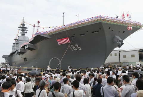 Nếu kết hợp với Mỹ và Nhật Bản, Hải quân Ấn Độ có thể phong tỏa Trung Quốc ở Ấn Độ Dương. Trong ảnh: hạ thủy khu trục hạm trực thăng Izumo (còn được gọi là tàu sân bay trá hình của Nhật Bản).