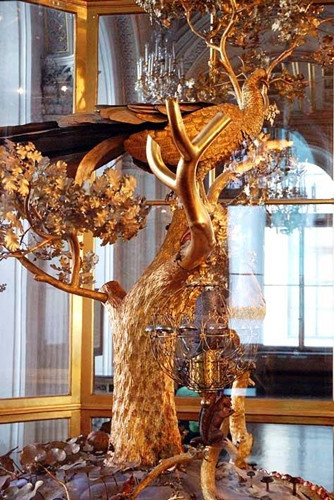 Hermitage còn có những hiện vật mang giá trị khoa học và kỹ thuật đặc biệt. Chiếc đồng hồ "Chim công” không chỉ đơn thuần là một tác phẩm nghệ thuật tuyệt hảo mà còn là điều kỳ diệu về kỹ thuật, thậm chí nếu xét theo thước đo của thời nay.