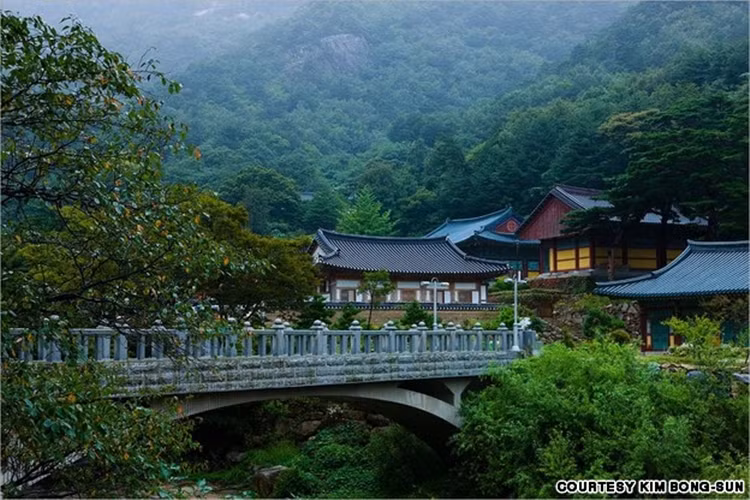 Đền Samhwasa trên đỉnh núi Dutasan chính là nơi tụ hội của các "tao nhân mặc khách".