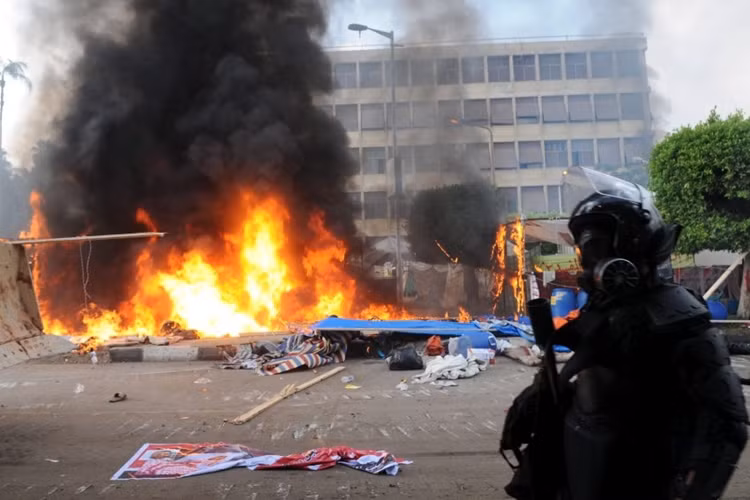 Những người biểu tình châm lửa đốt lốp ô tô nhằm ngăn cản tầm nhìn của cảnh sát.